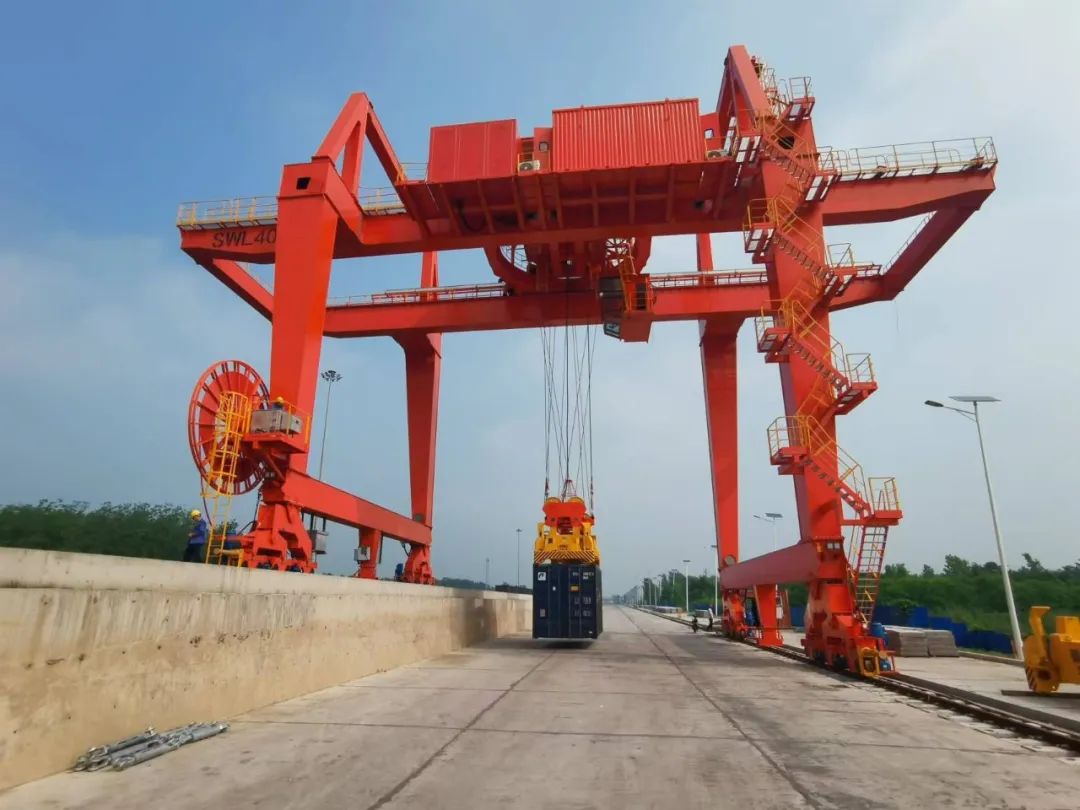 卫华40.5t-18m轨道式集装箱门机